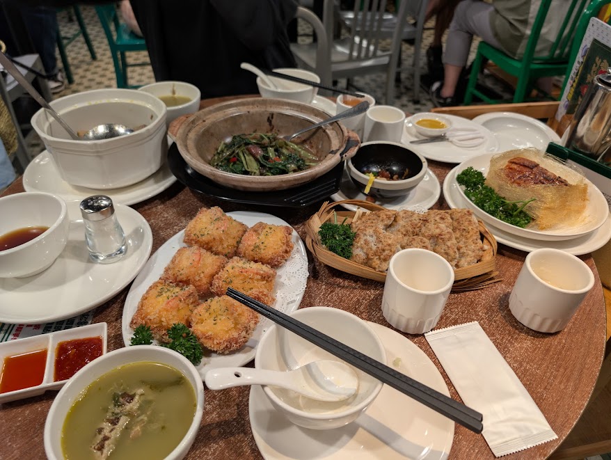 idk what this stuff is, just a bunch of traditional chinese dishes in a table